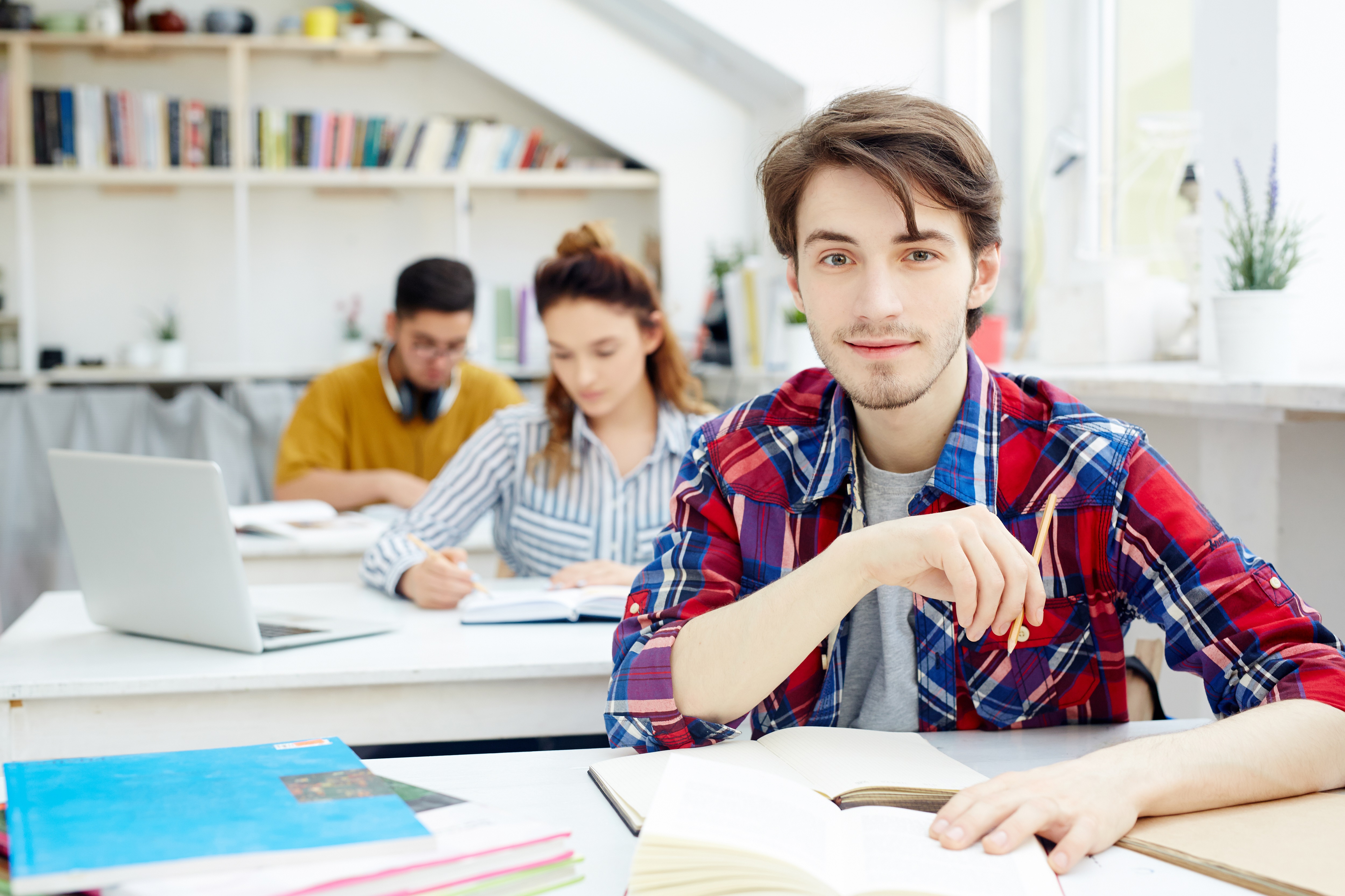 Définissez votre projet professionnel en alternance pour trouver la formation adéquate et l'emploi idéal. Découvrez l'importance de cibler vos intérêts, compétences et aspirations.